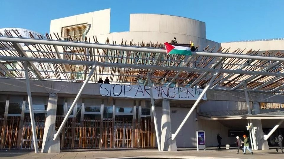 Пропалестинские протестующие взобрались на здание парламента Шотландии