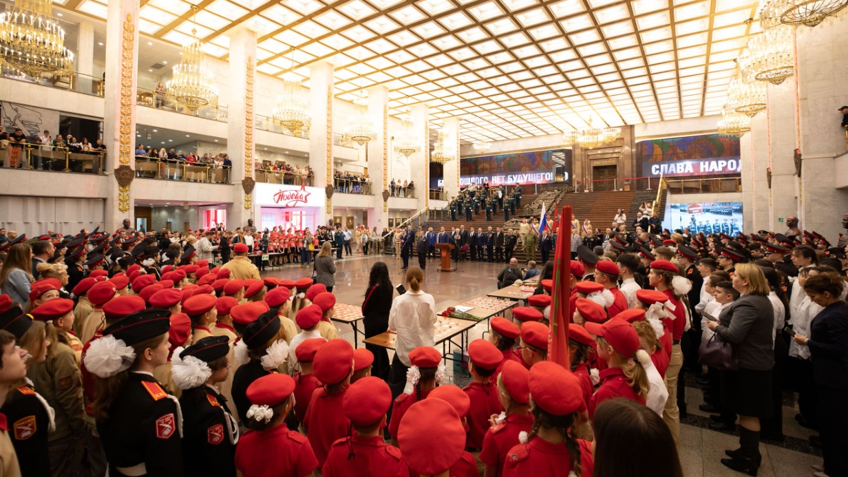Более 500 москвичей дали клятву юнармейца в Музее Победы