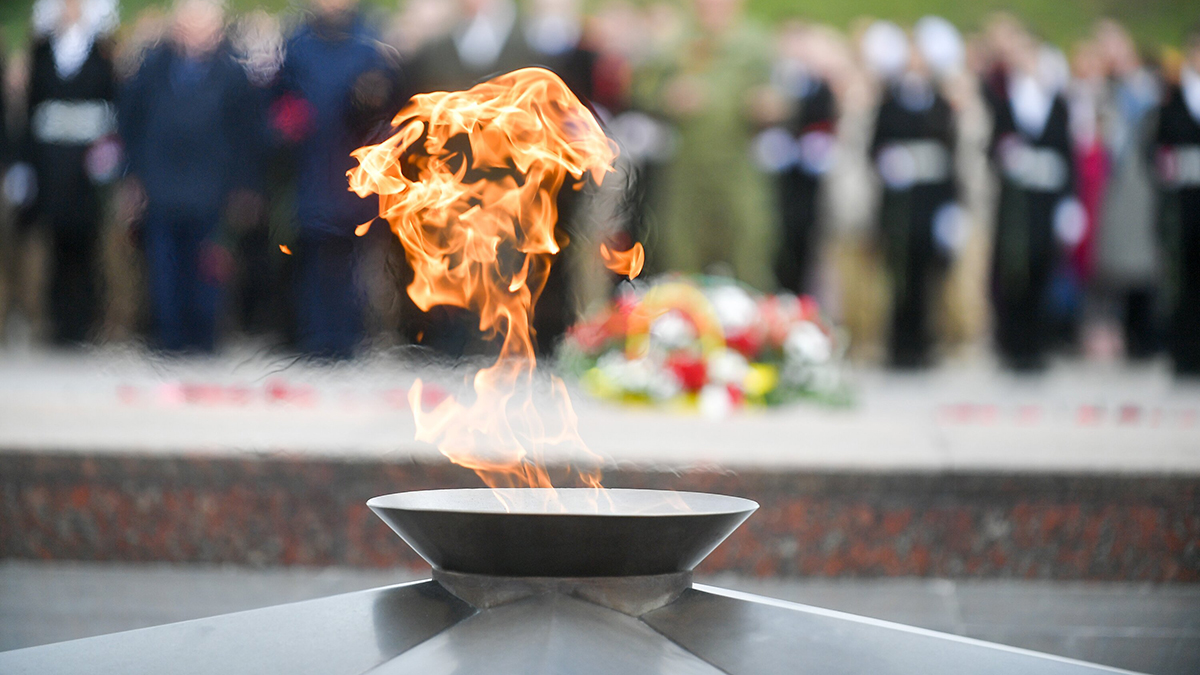 СК просит суд арестовать мужчину, который пытался потушить Вечный огонь в Москве