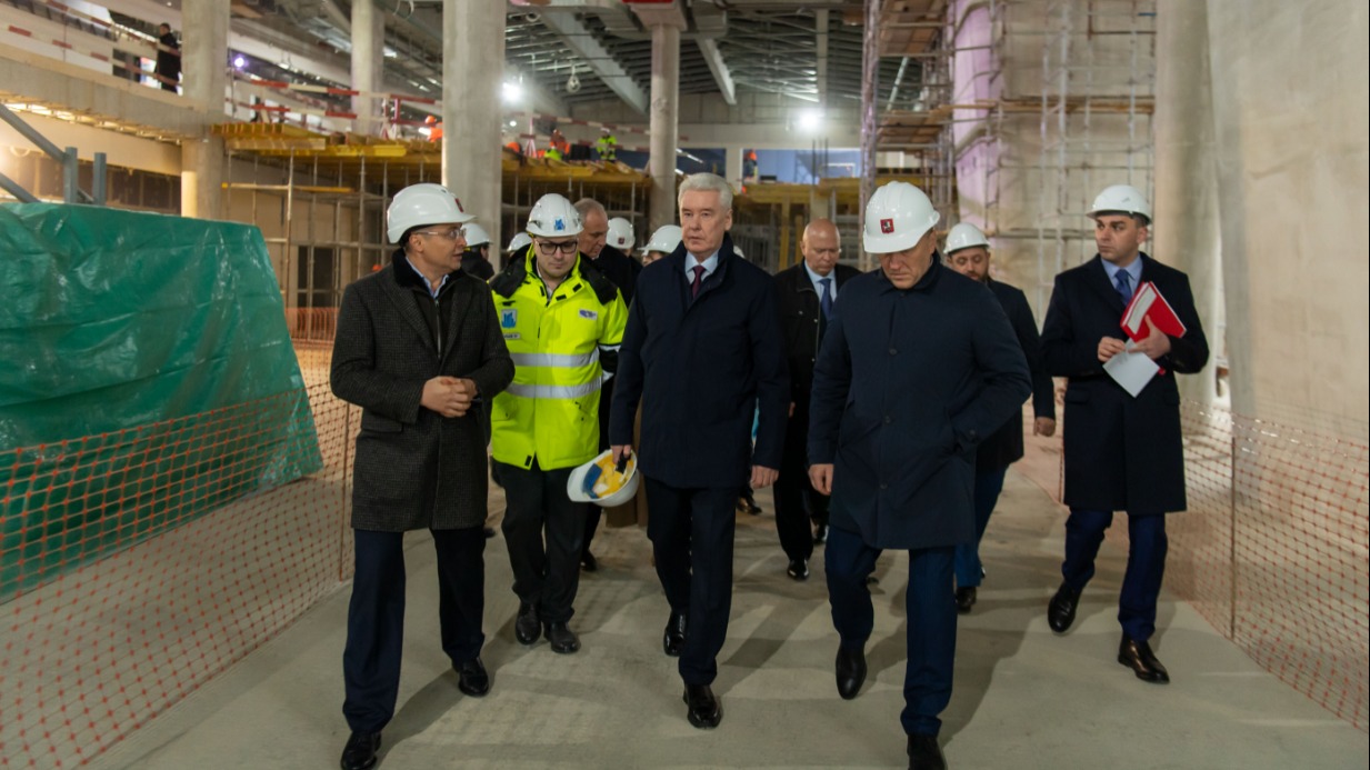 Руководитель столичного Департамента строительства Рафик Загрутдинов, мэр Москвы Сергей Собянин и заместитель мэра по вопросам градостроительной политики и строительства Андрей Бочкарев (слева направо на первом плане) на строительстве лечебно-диагностического комплекса онкобольницы № 62 в «Сколково»