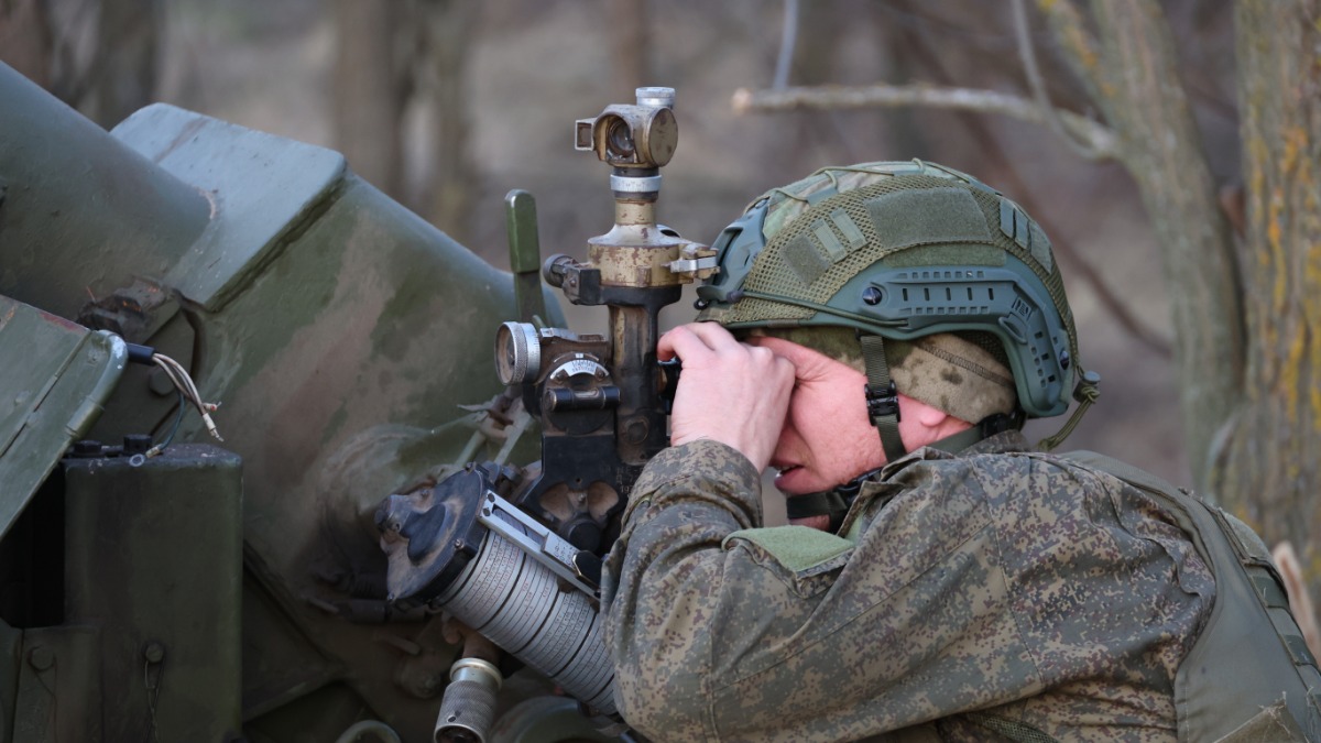 Боец во время работы гаубичного и реактивного дивизиона группировки войск «Днепр» 