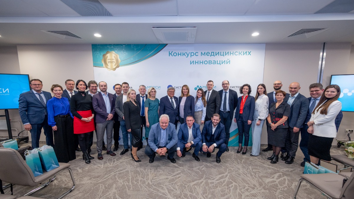 Организаторы и участники Всероссийского конкурса в области медицинских инноваций сделали совместный памятный снимок после торжественной церемонии награждения победителей
