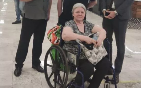 Брошенная у посольства РФ в Мехико россиянка вернулась на родину