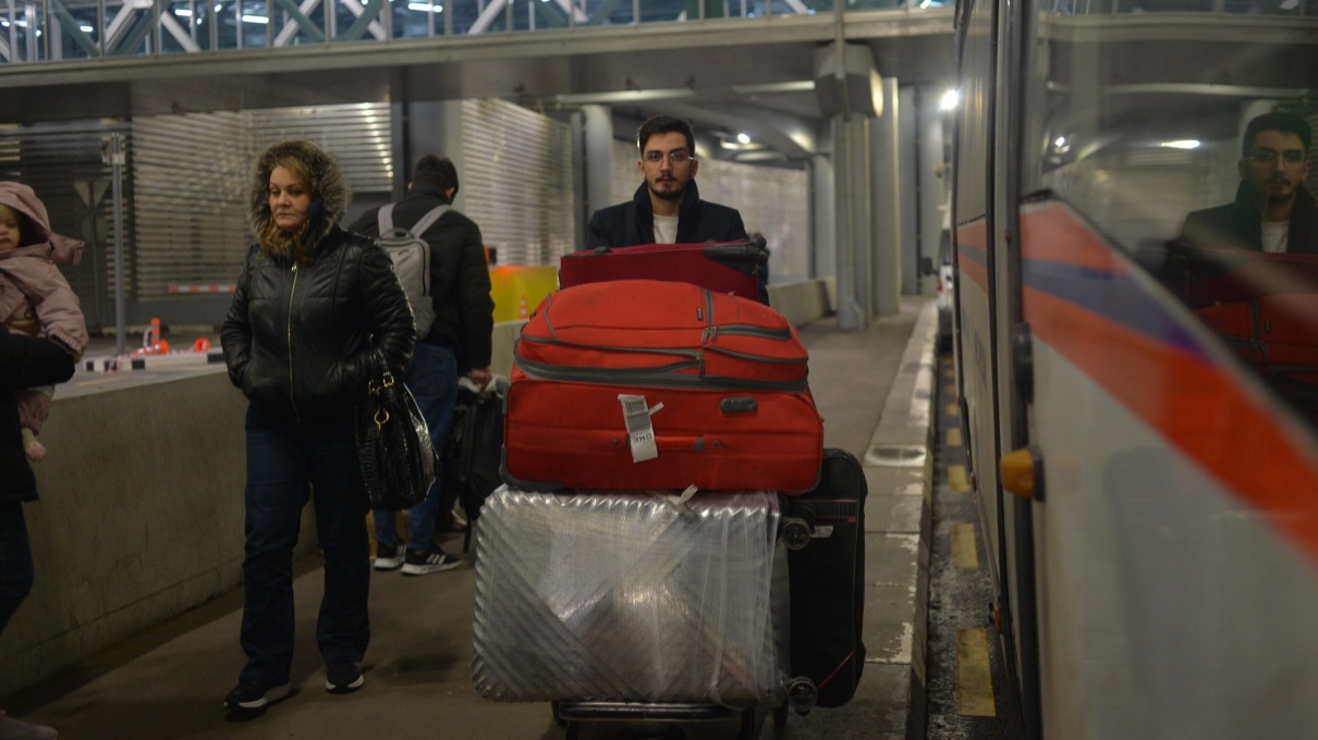 Живущий в Москве палестинец Амир Рамли (справа) приехал встречать своих родных