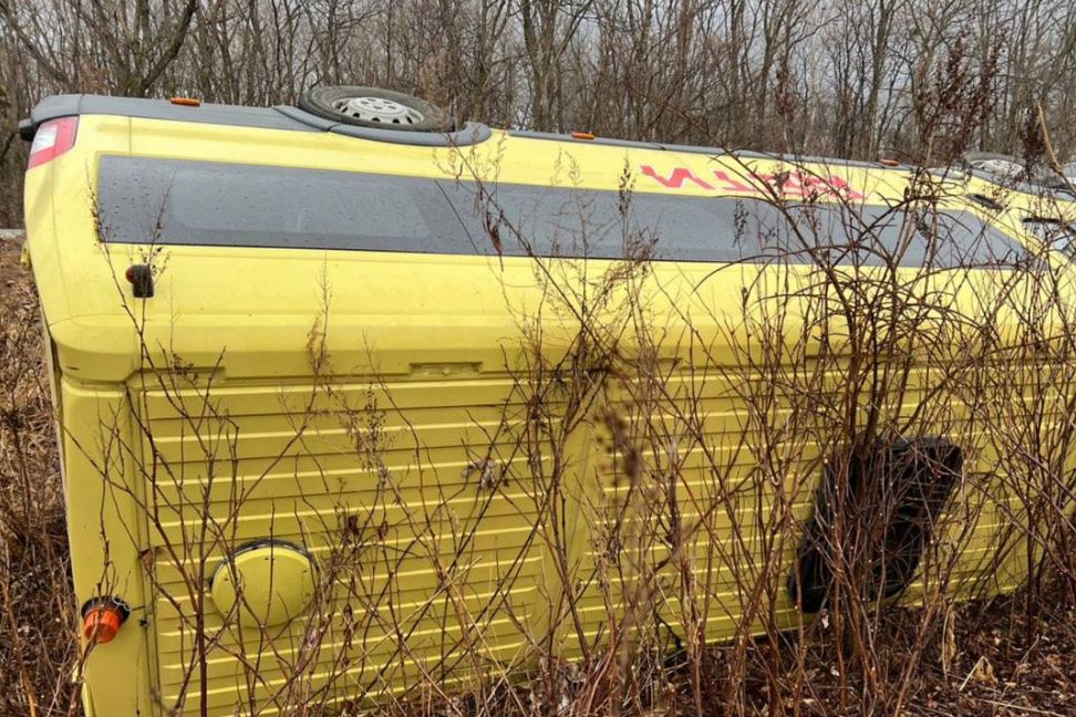 Автобус с 14 школьниками перевернулся в Приморском крае