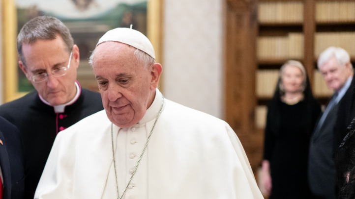 Глава IBA Кремлев подарил Папе римскому Франциску боксерский ринг