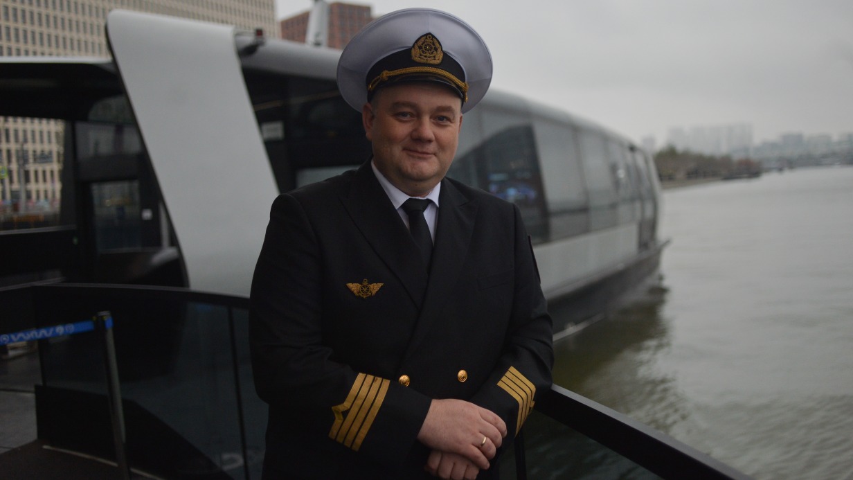Капитан электрического речного судна «Сетунь» Артем Луковников на причале «ЗИЛ» готовится к отправлению по второму регулярному маршруту. Перевозить пассажиров он будет и зимой, ведь инновационные электросуда имеют ледовый класс
