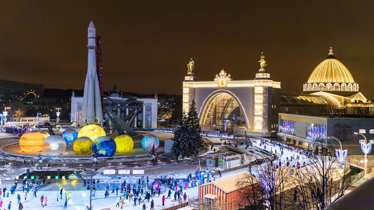 Каток на ВДНХ — один из самых популяр- ных и больших в Москве