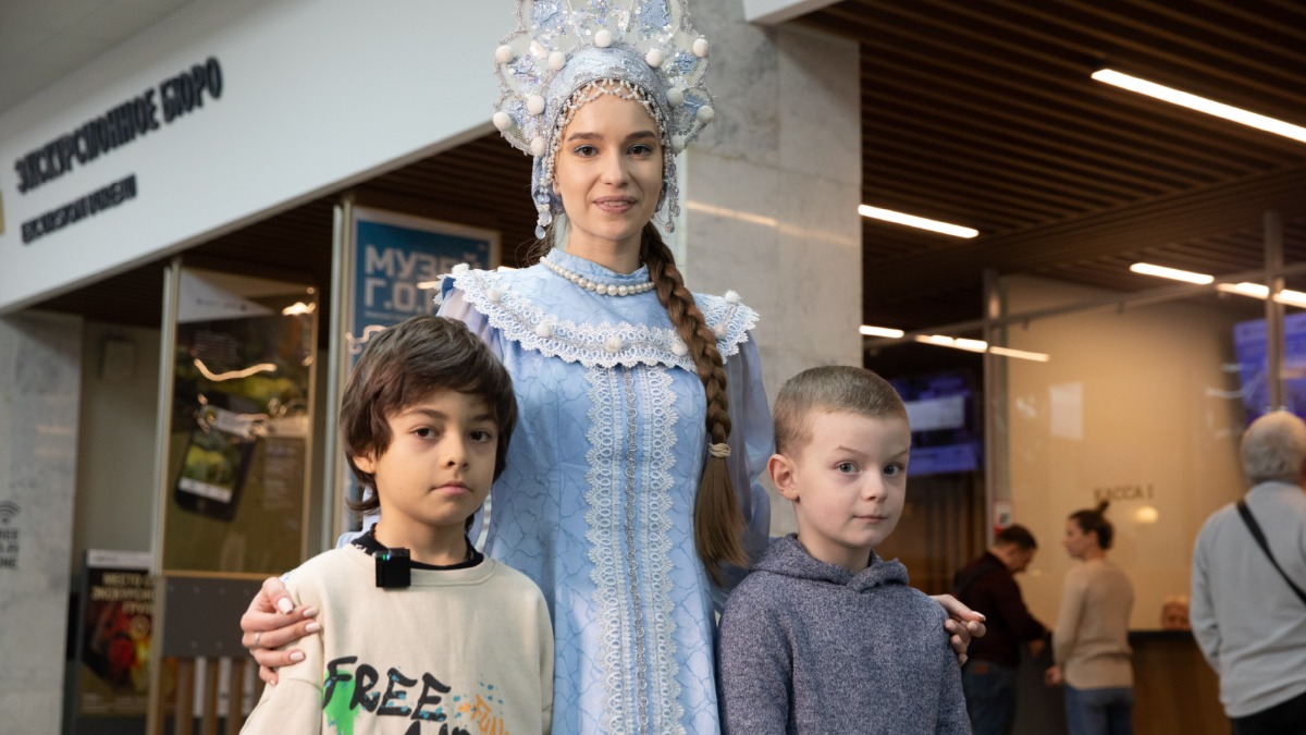 Десятки детей поздравили Деда Мороза с днем рождения в Музее Победы