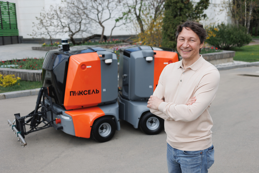 Генеральный директор компании «Автономика» Алексей Сивидов рядом с роботом-уборщиком «Пиксель» — устройство пройдет тестирование в осенних и зимних погодных условиях и будет помогать убирать листву, чистить снег, распылять безопасный реагент