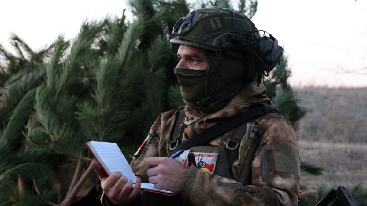 Российский военнослужащий во время работы гаубичного и реактивного дивизиона группировки войск «Днепр» на херсонском направлении