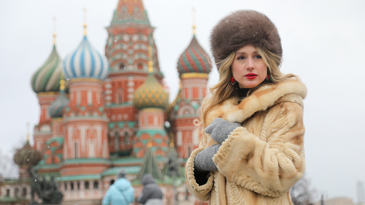 Shot: В России в два раза вырос спрос на женские меховые шапки из девяностых