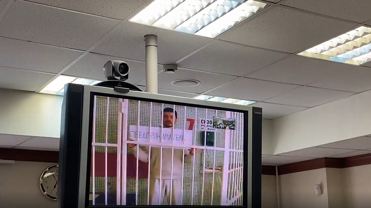 Шабутдинов устроил одиночный пикет в СИЗО с плакатом «Предприниматель»