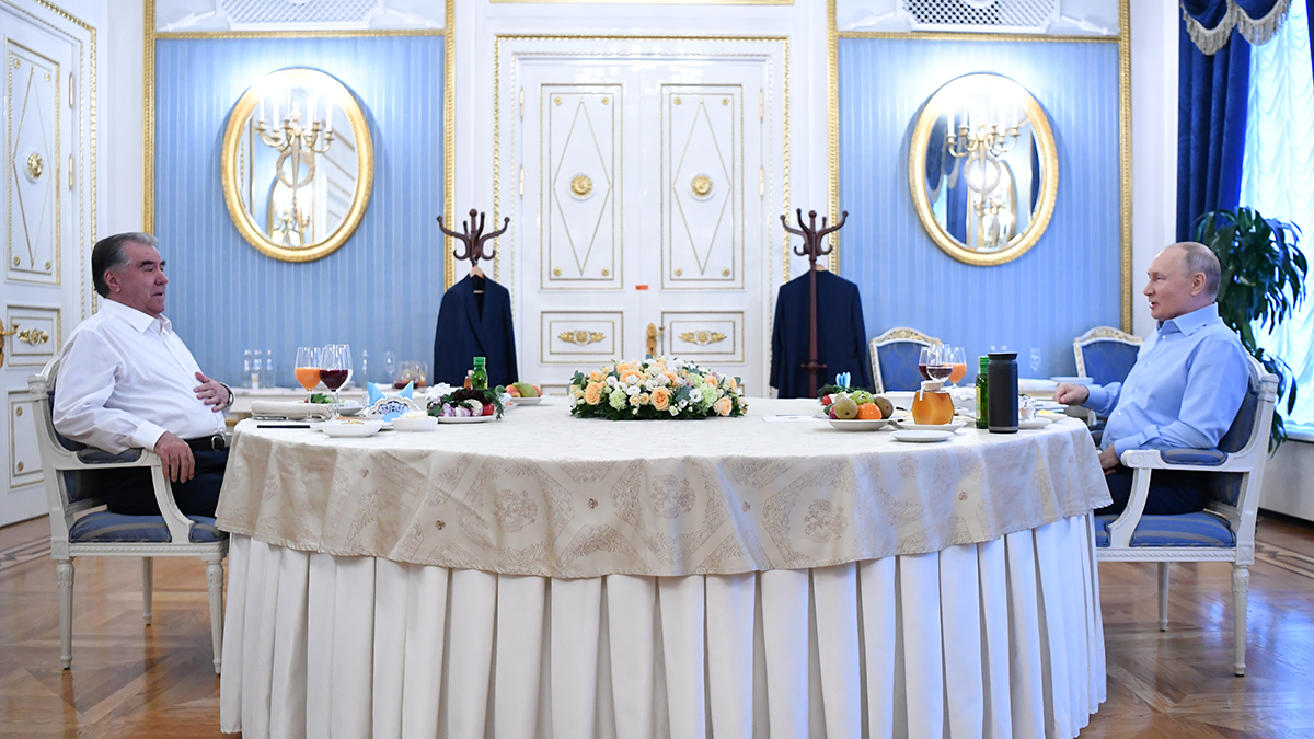 Путин и Рахмон позавтракали в Кремле салатами и фруктами