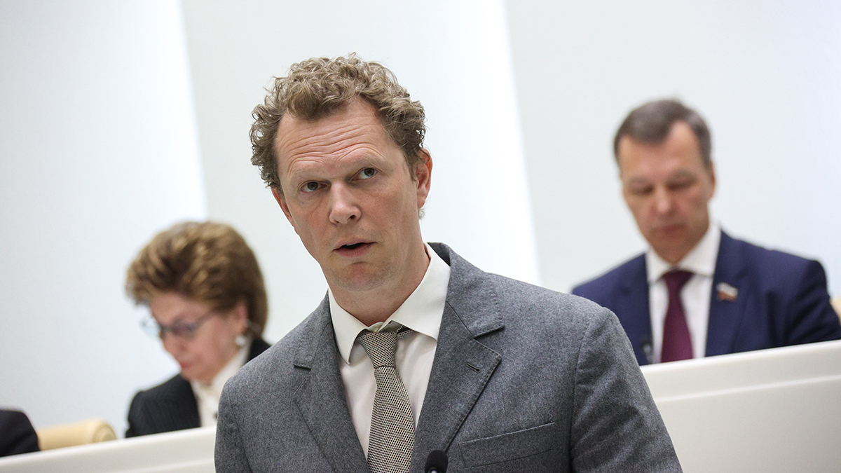 Главный налоговик страны Егоров пришел на костылях на съезд российского бизнеса