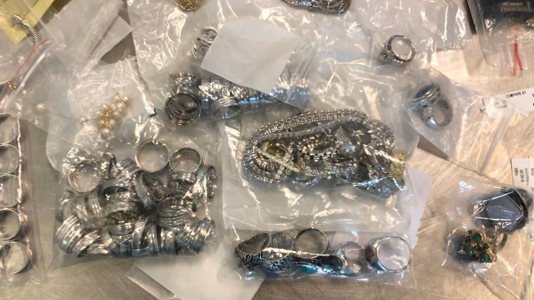 Таможенники во Внукове нашли в багаже россиянки украшения на 3,7 миллиона рублей