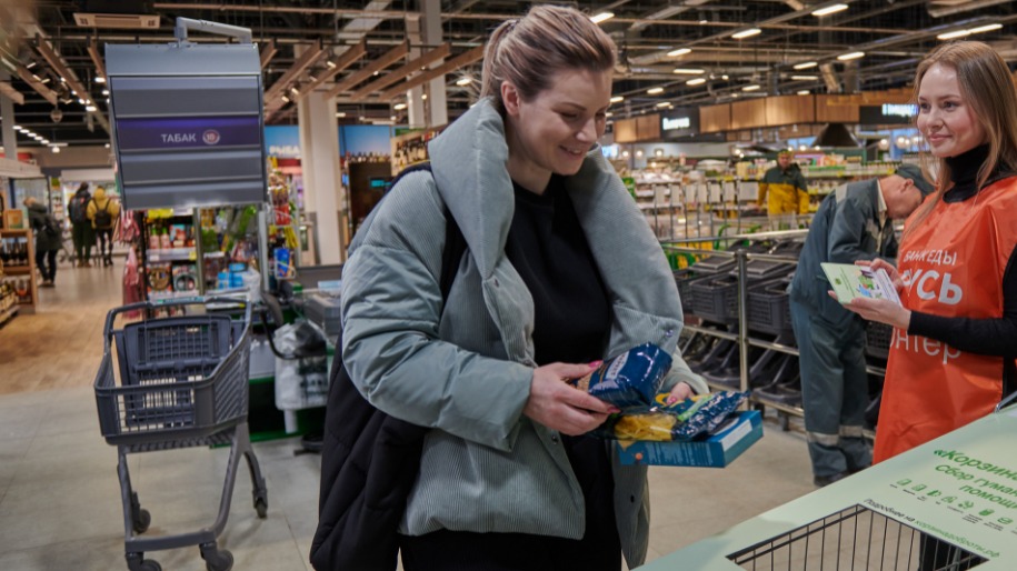 «Перекресток» и «Зеленая капля» установили первые 10 контейнеров для сбора ненужных вещей в Санкт-Петербурге