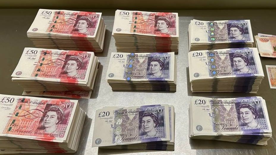 Россиянка пыталась вывезти из страны более 112 тысяч фунтов стерлингов наличными