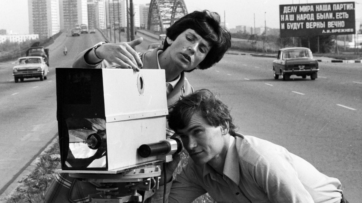 Сотрудники аэрологической обсерватории определяют состав воздуха на Ленинградском шоссе. Фото 1979 года