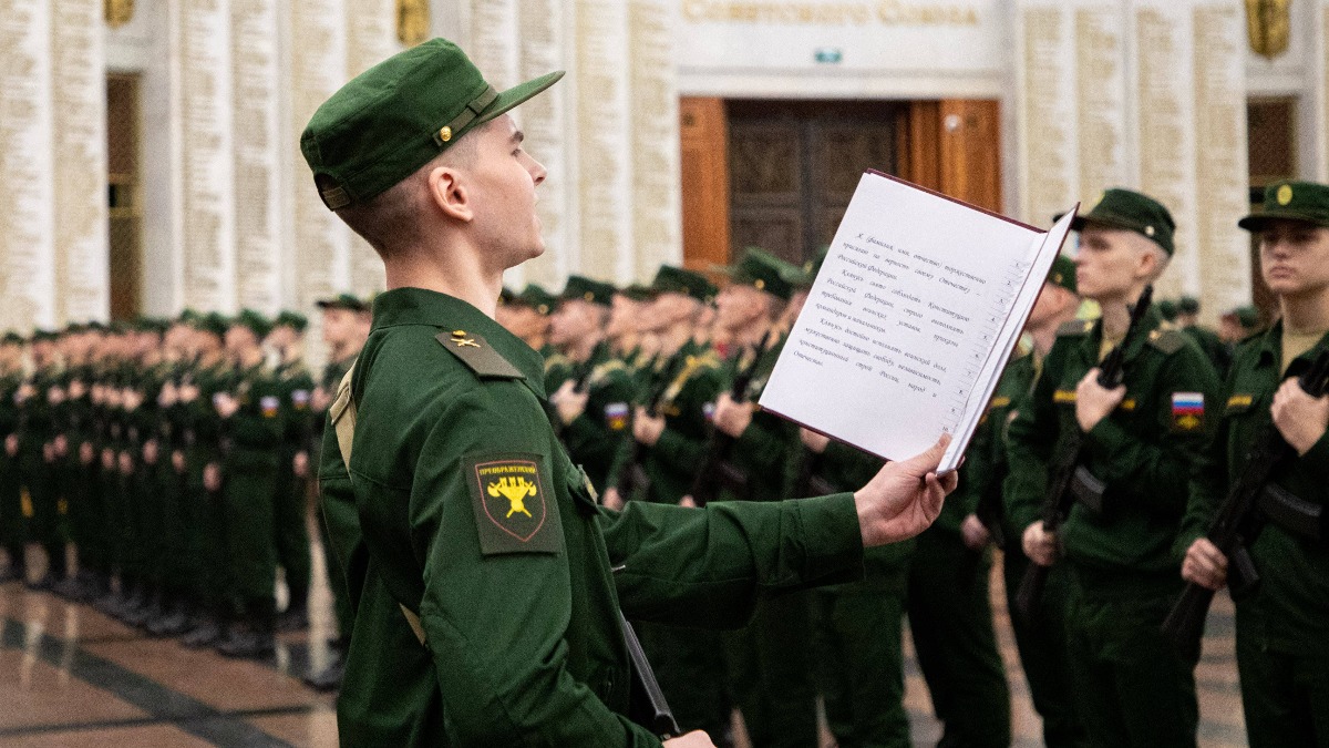 Более 200 новобранцев Преображенского полка приняли присягу в Музее Победы