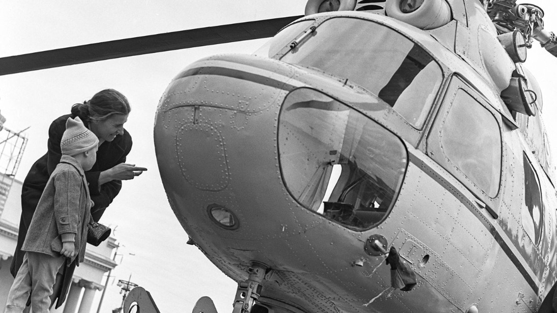 Главархив Москвы и ВДНХ открыли фотовыставку ко Дню матери