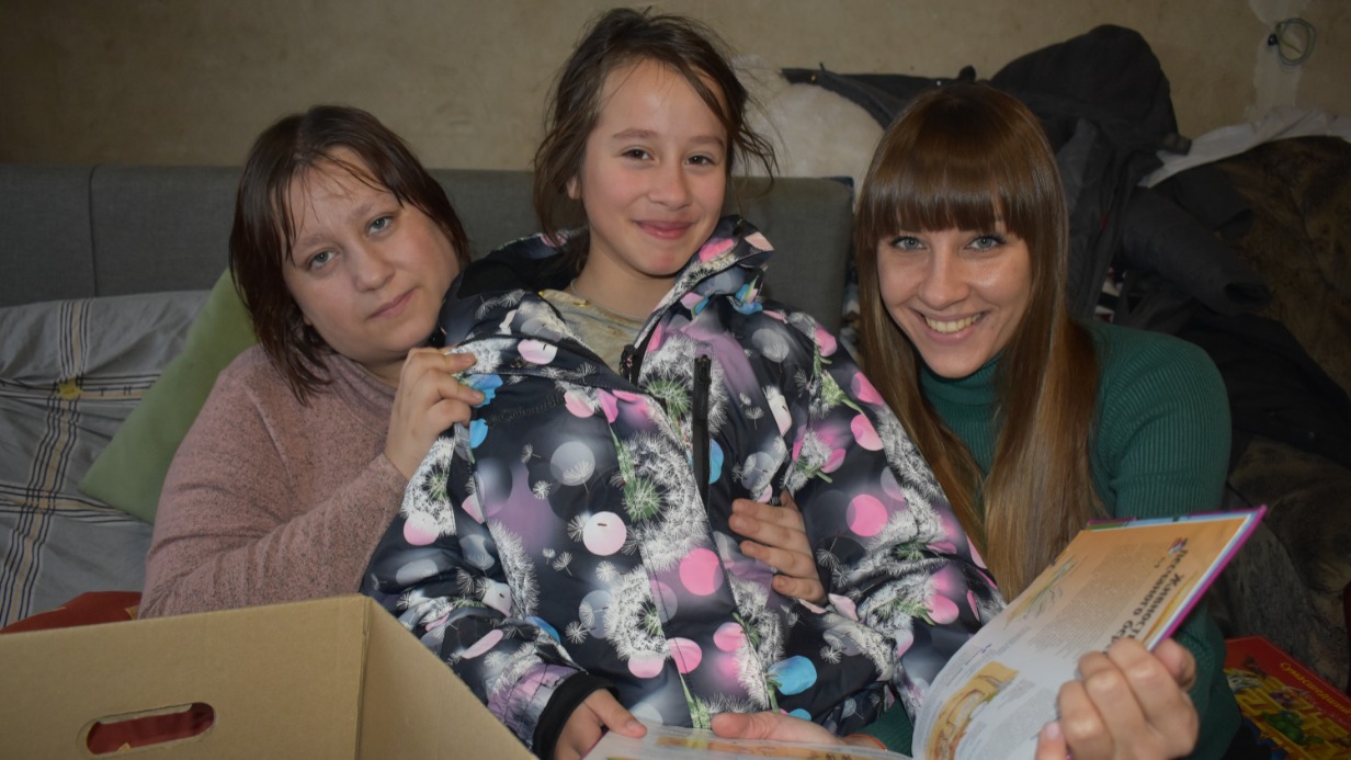 Татьяна Кишка, ее дочь Ольга и руководитель мариупольского штаба уполномоченного при президенте России по правам ребенка Марии Львовой-Беловой Анна Зеленская (слева направо)