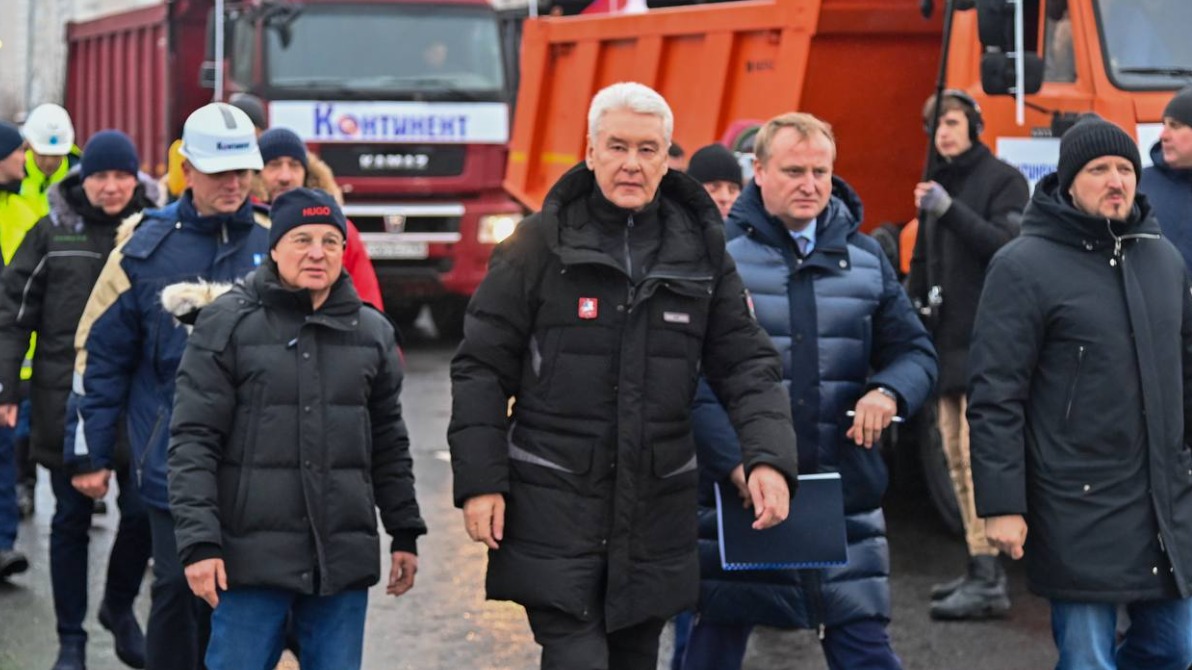 Сергей Собянин открыл движение по участку обновленной Окской улицы