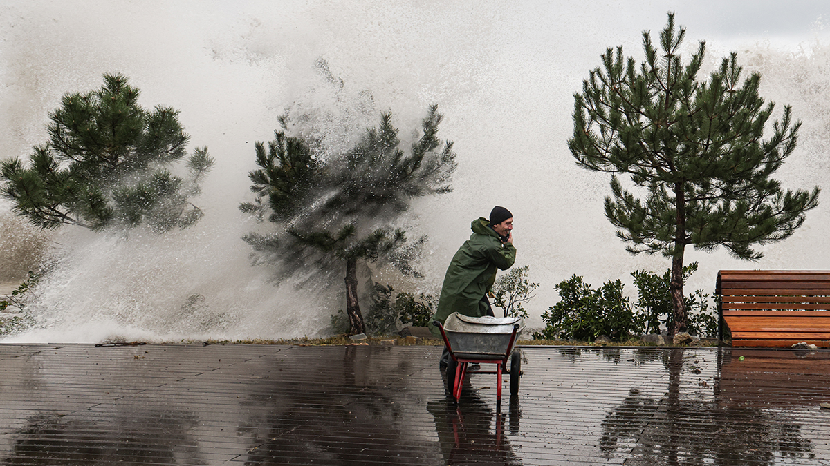 Удар стихии: почему Россию накрыла лавина штормов и ураганов