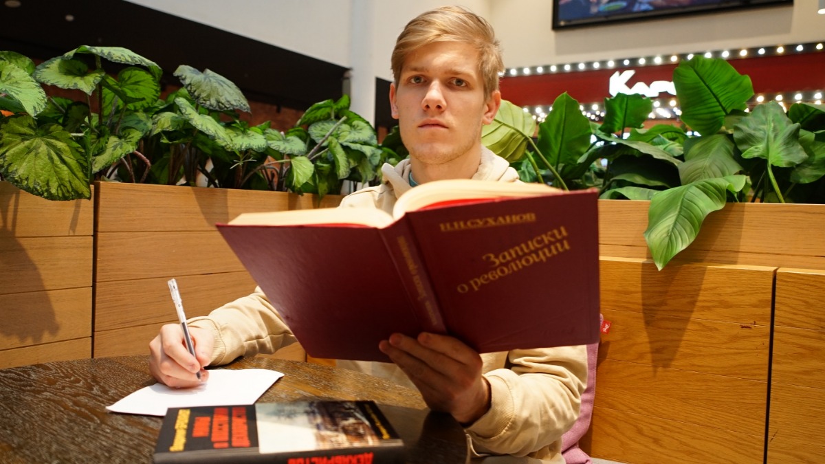 Студент столичного вуза Дмитрий Лузин готовится принять участие во всероссийской просветительской акции «Военно-патриотический диктант». Для этого он читает книги по истории России