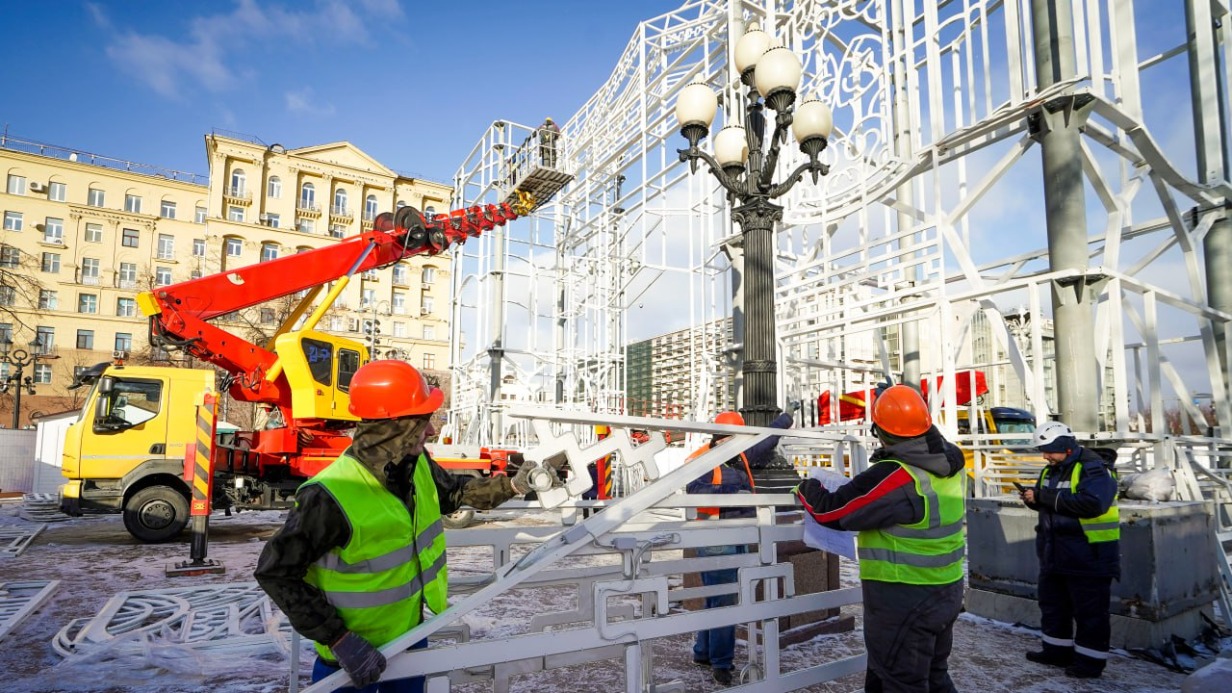 Почти пять тысяч световых конструкций украсят Москву к Новому году