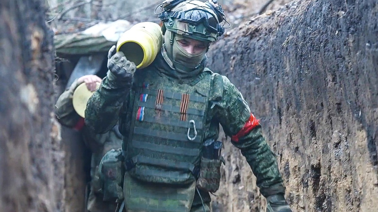 Российский солдат с артиллерийским снарядом во время боевой работы в зоне СВО на купянском направлении 