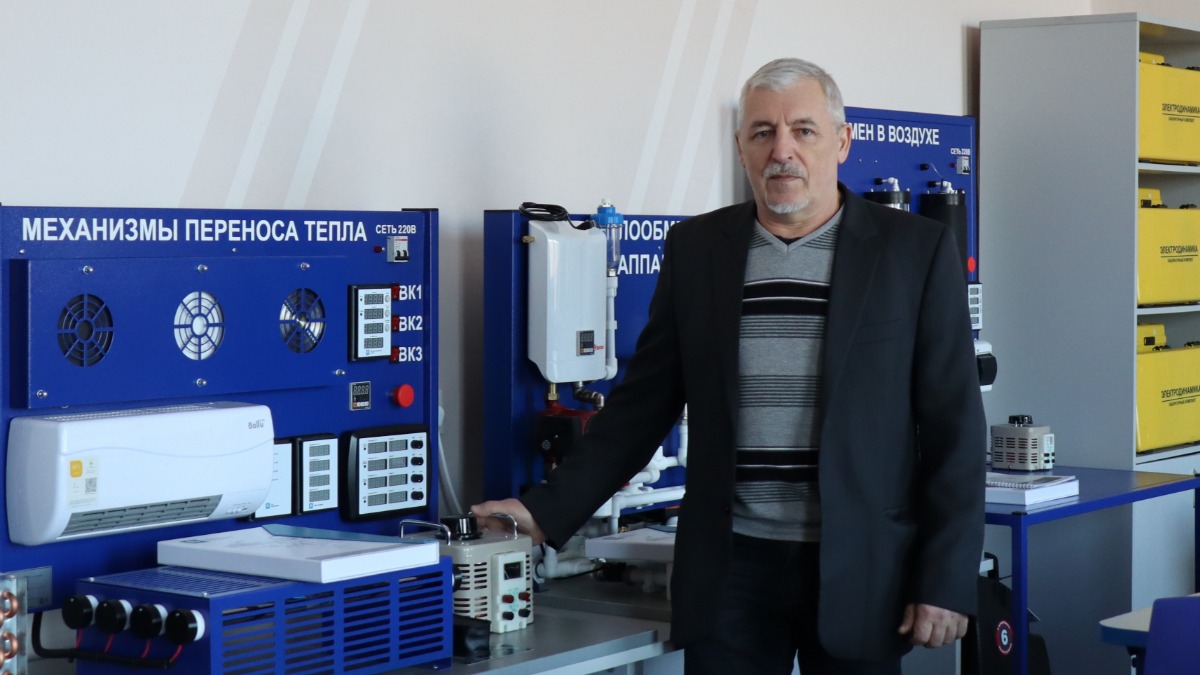 И.о. заведующего кафедрой электроники и радиофизики Донбасского государственного технического университета Александр Афанасьев в новой учебной лаборатории