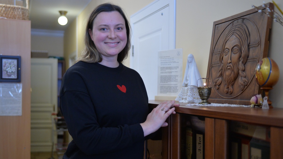 Руководитель благотворительных программ службы помощи нуждающимся «Работа со случаем» Любовь Хватова в Марфо-Мариинской обители милосердия. Здесь сотрудники и добровольцы принимают своих подопечных, раздают продуктовые наборы и всячески их поддерживают