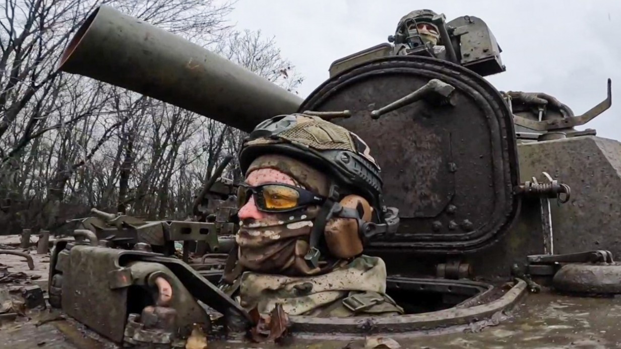 Бойцы расчета 240-мм самоходного миномета 2С4 «Тюльпан» во время работы на купянском направлении 