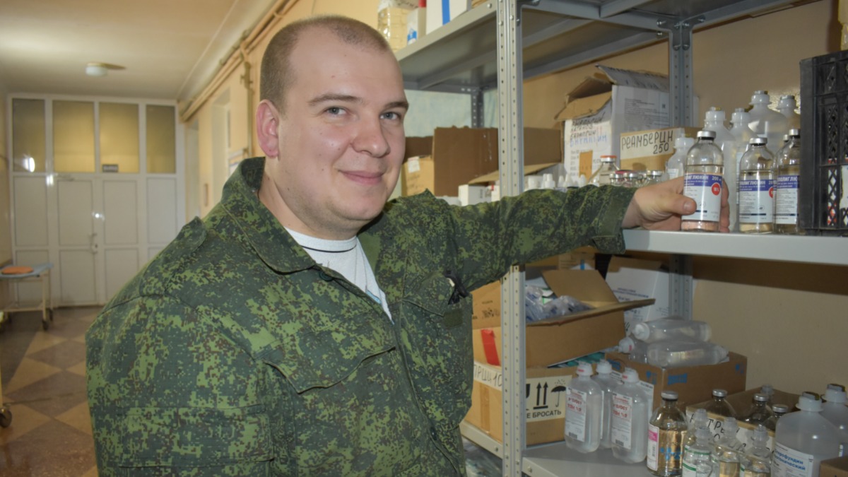 Военный врач из Донецка Дмитрий Госман помогает оказывать помощь пострадавшим во время боевых действий военным и местным жителям