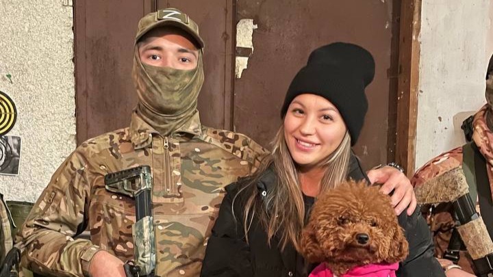 Лидия Кузнецова со своей собачкой Коко в ДНР передает гумпомощь российским военнослужащим