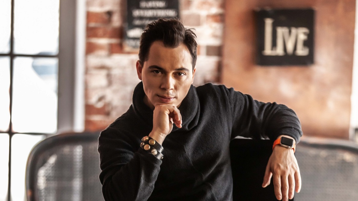 Родин Газмаов признается, что пишет песни либо в состоянии влюбленности, либо после разочарования 