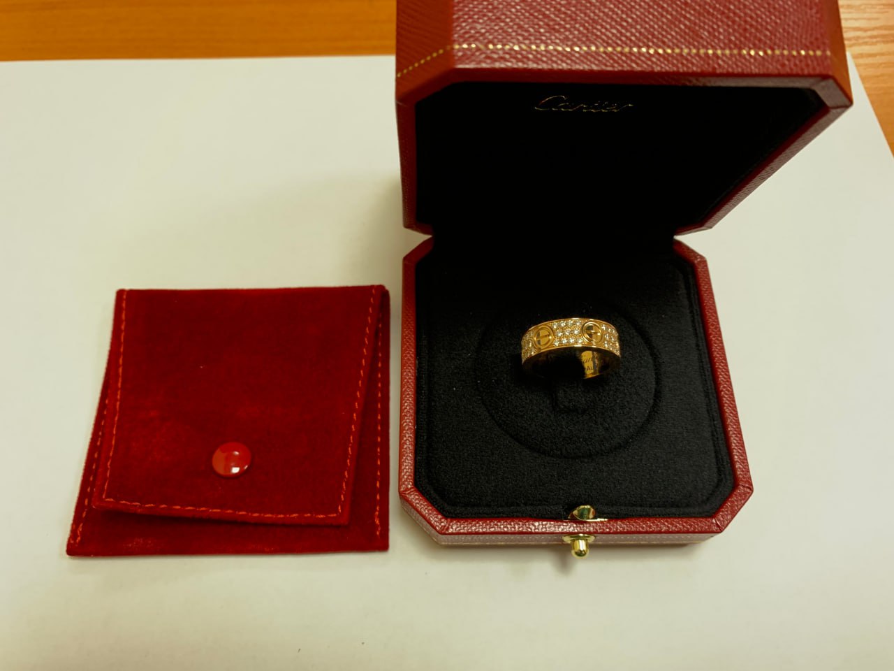 Таможенники нашли у авиапассажира в Москве драгоценности на 5,5 миллиона рублей