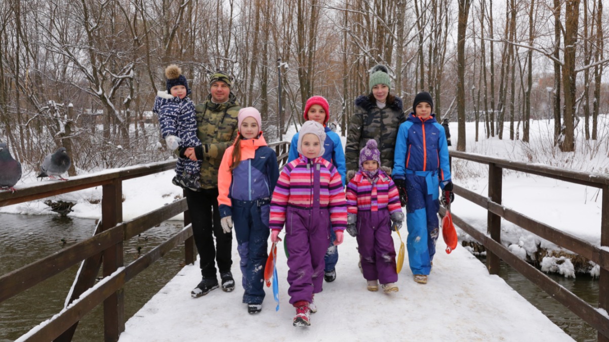 Алексей и Екатерина Антоновы с детьми (слева направо) Демидом, Анфисой, Аксиньей, Маргаритой, Марфой и Егором 