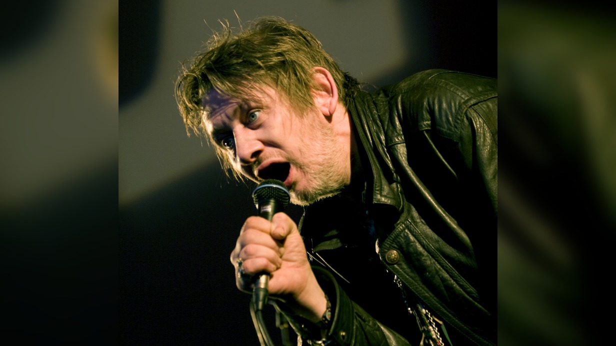 Скончался основатель и солист ирландской фолк-группы The Pogues Шейн Макгоуэн