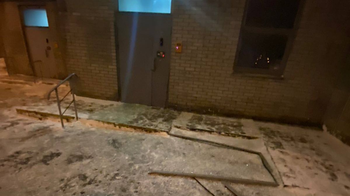 Женщину с маленьким ребенком в Москве ранило упавшим с 21-го этажа стеклом