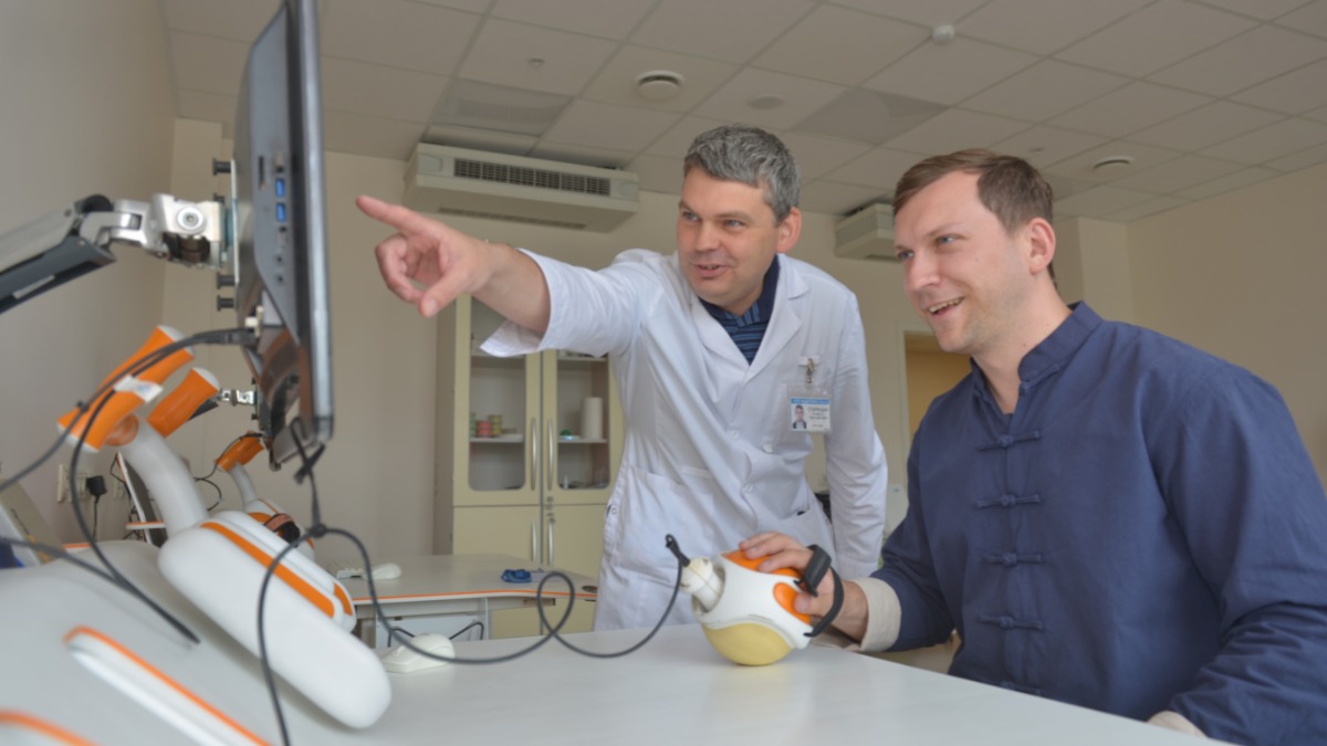 Центр мозга и нейротехнологий. Врач ЛФК Алексей Старицын (слева) и пациент Геннадий Потапов