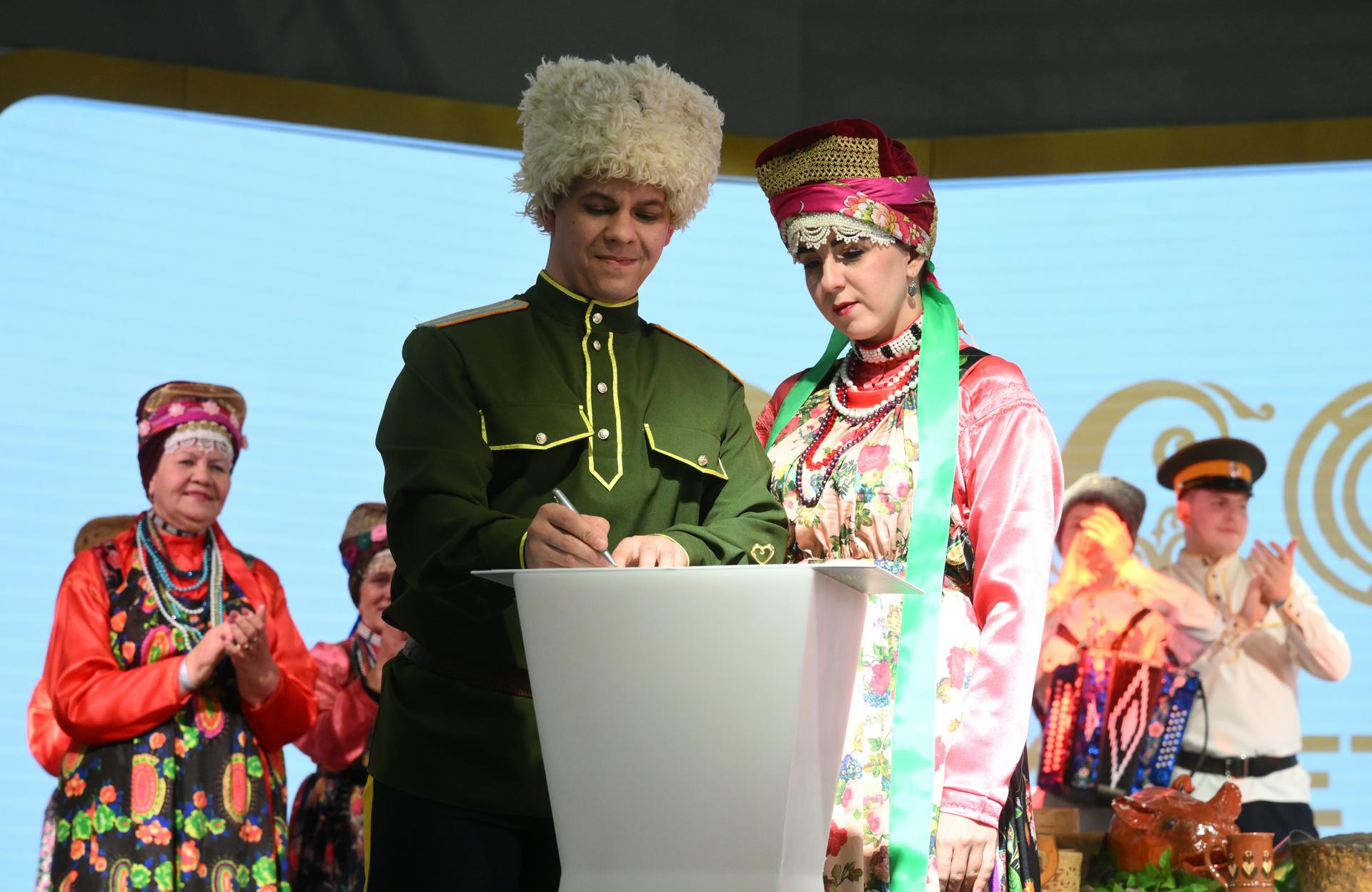 Столичные загсы провели церемонию бракосочетания на выставке «Россия»