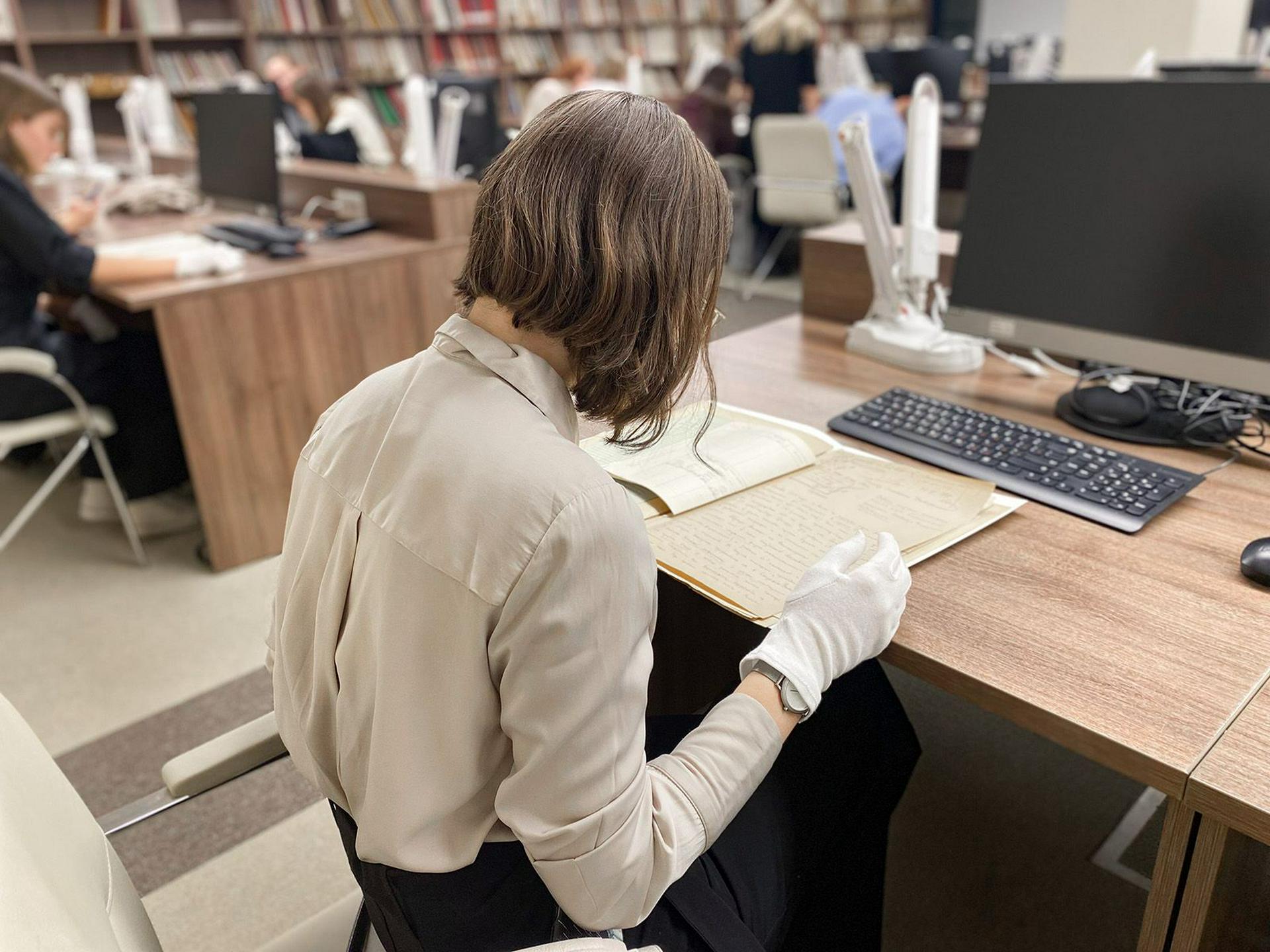 Юные москвичи начали работать с документами известных деятелей культуры