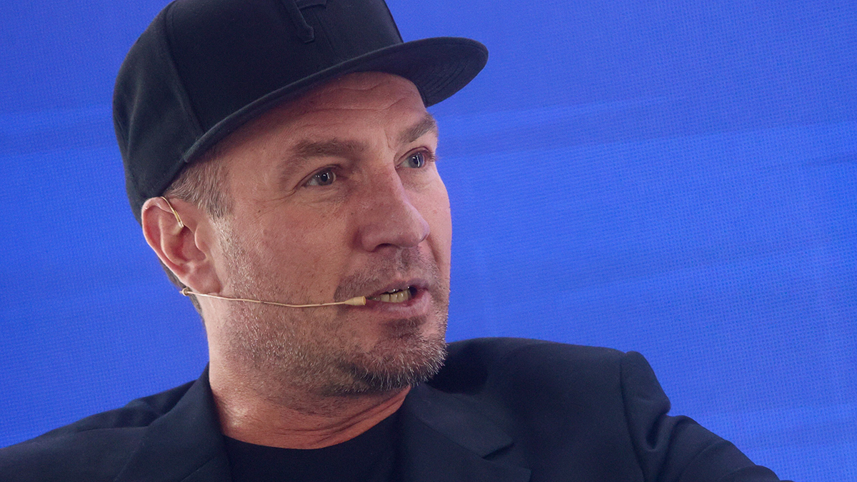 «Сила и мощь»: Костомаров с женой исполнили культовый танец из «Слова пацана»