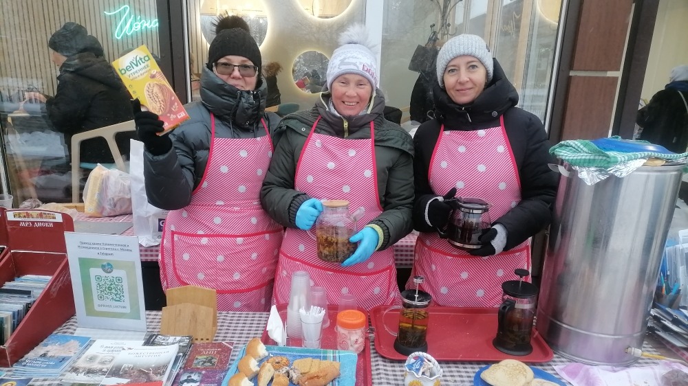 Добровольцы Елена Абрамова, Надежда Климкина и Татьяна Левшакова (слева направо) угощали всех желающих прихожан свежайшей выпечкой и горячим чаем