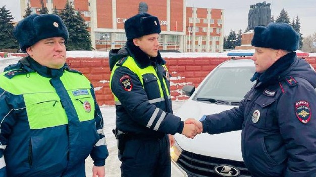 Сотрудники подмосковной Госавтоинспекции помогли пробившему колесо водителю