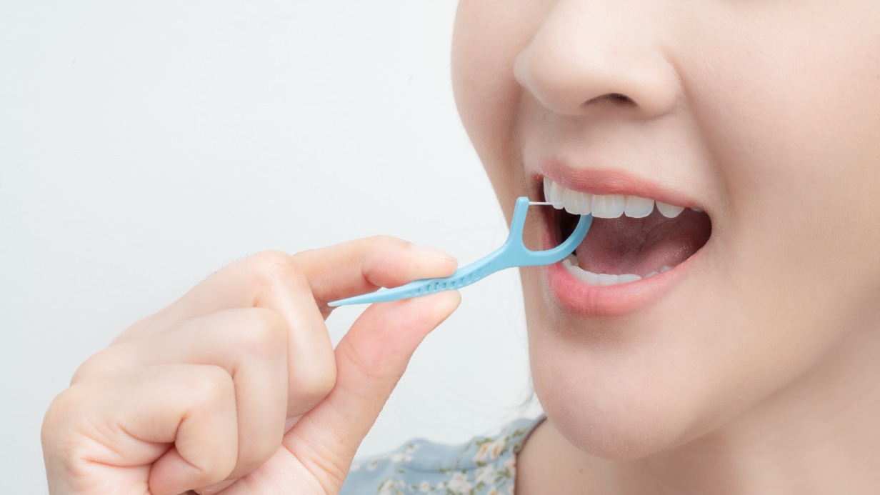 Стоматолог Сумцова назвала основные правила пользования зубной нитью