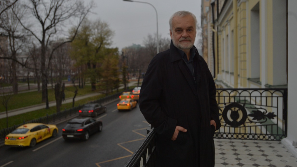 Ректор Литературного института имени А. М. Горького, писатель Алексей Варламов на балконе усадьбы Яковлевых, выходящем на Тверской бульвар