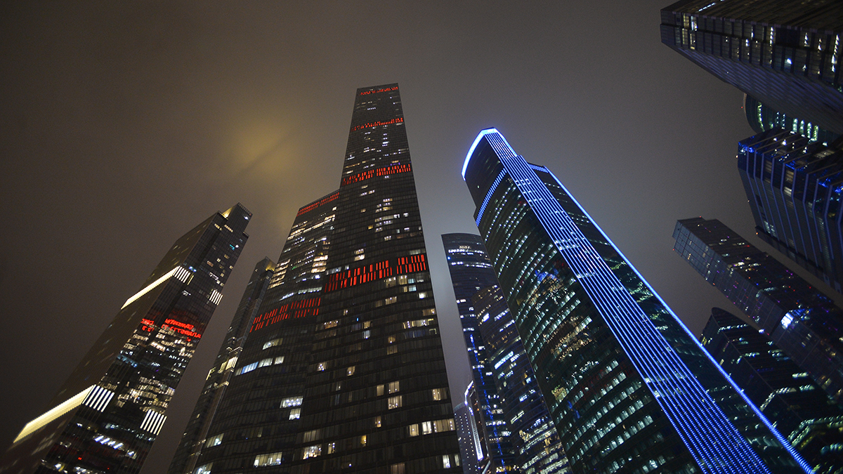 Два парашютиста спрыгнули с 68-го этажа башни «Москвы-Сити» и скрылись на такси